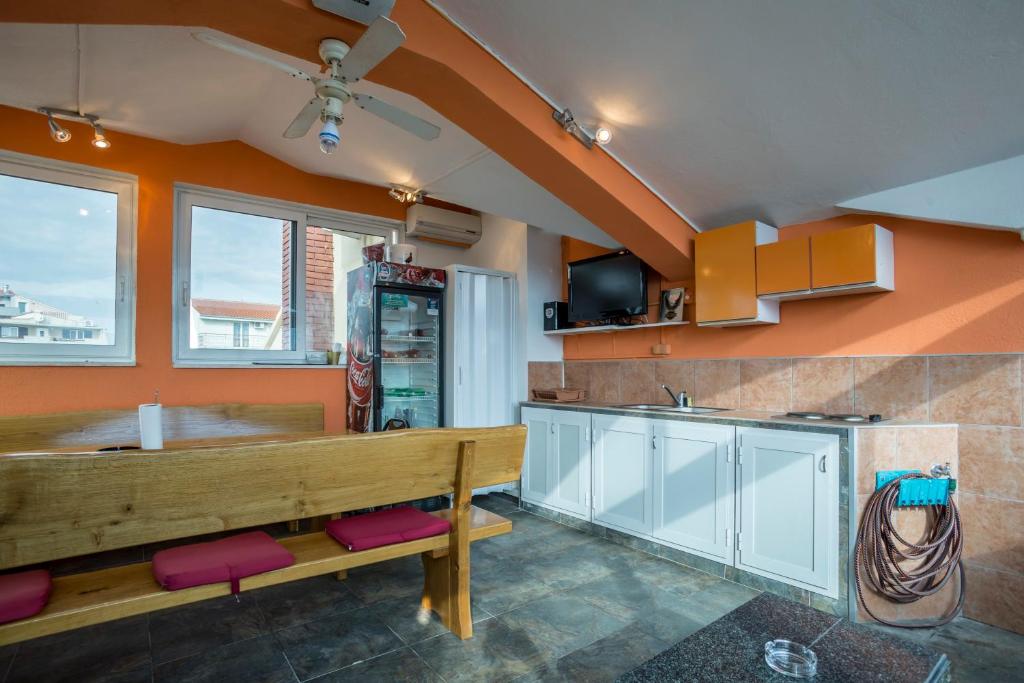 Kuchyňa alebo kuchynka v ubytovaní Luxury spacious apt near Znjan beach w sea view
