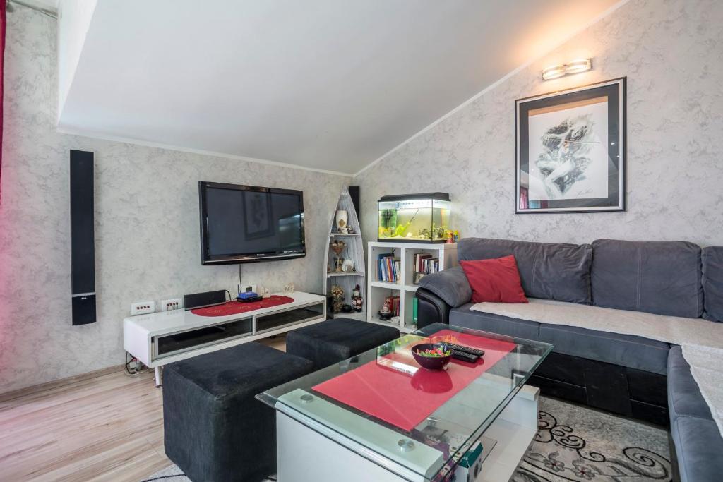 Televízia a/alebo spoločenská miestnosť v ubytovaní Luxury spacious apt near Znjan beach w sea view