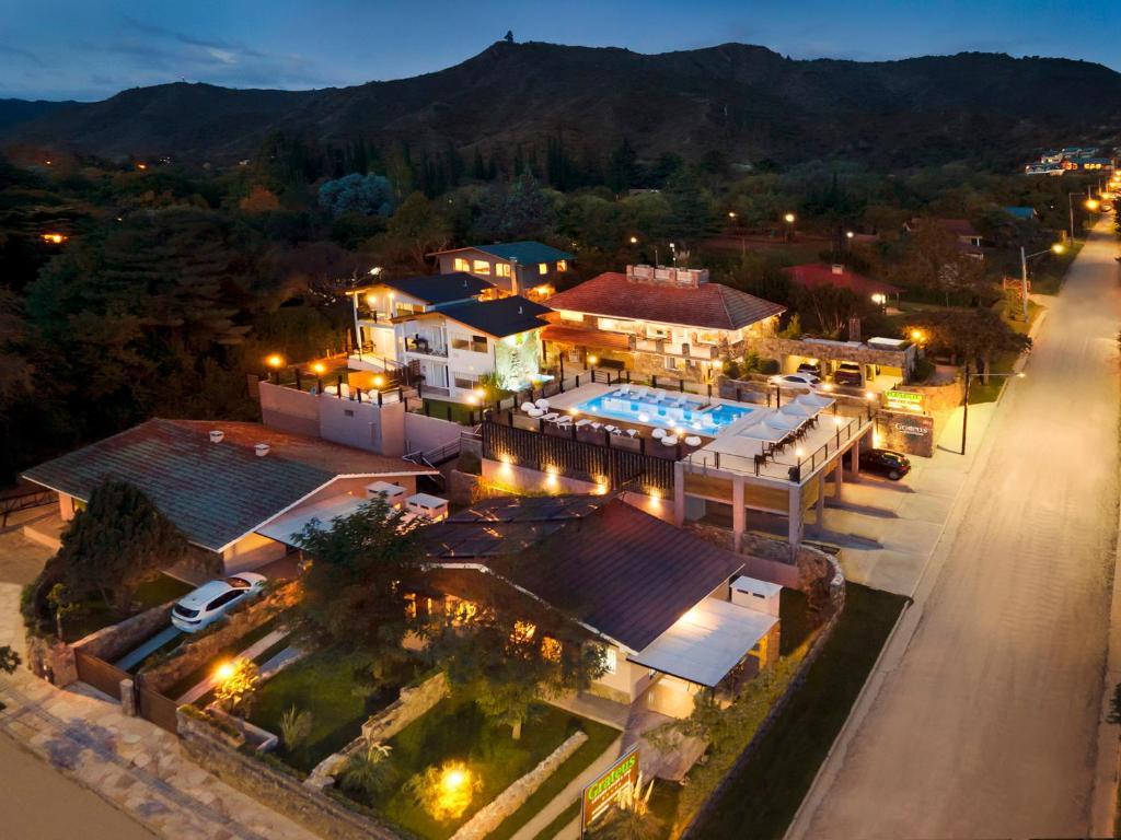 una vista aérea de una casa con piscina en Grateus Luxury Apart & Spa en Villa General Belgrano