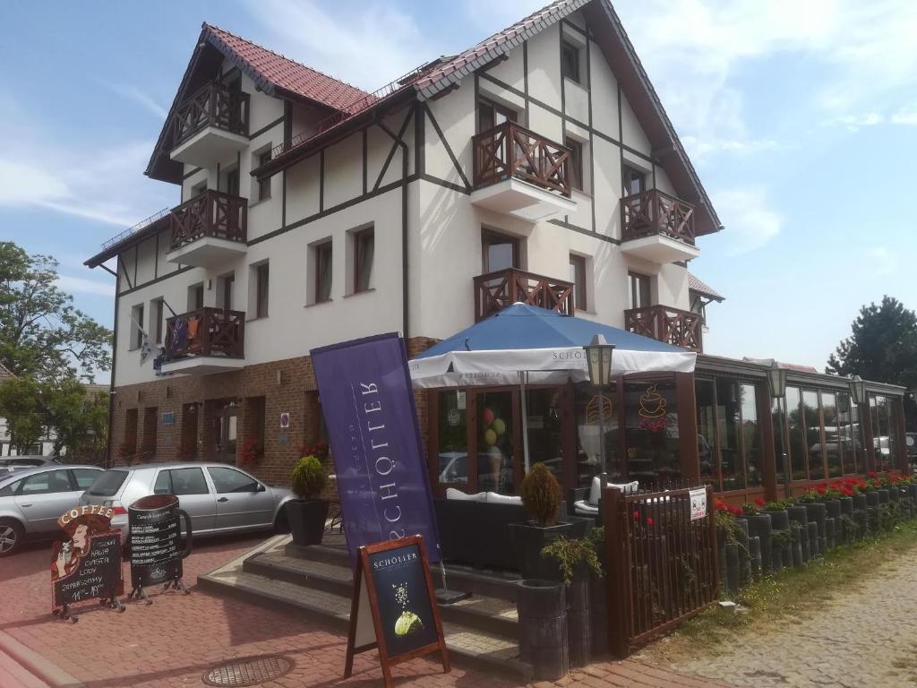 un bâtiment avec un panneau devant lui dans l'établissement Klif Spa, à Jarosławiec