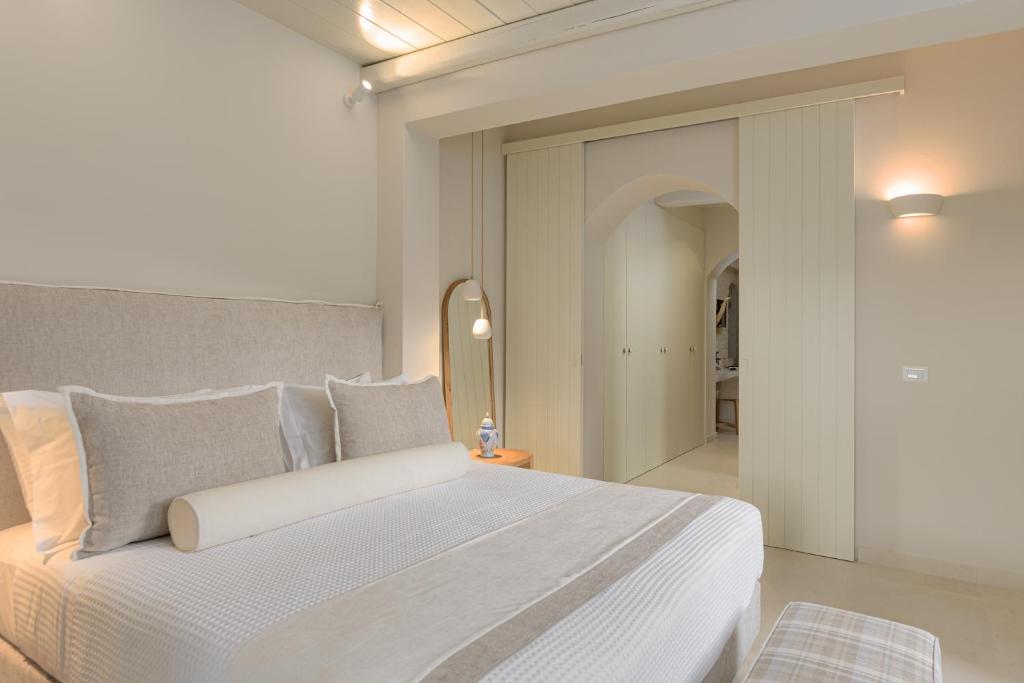 Łóżko lub łóżka w pokoju w obiekcie Casa Di Fiori Andros Suites