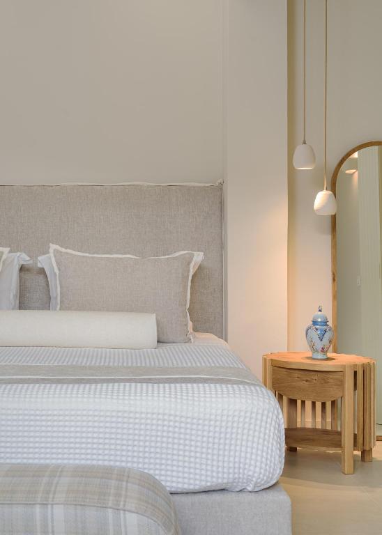 Łóżko lub łóżka w pokoju w obiekcie Casa Di Fiori Andros Suites
