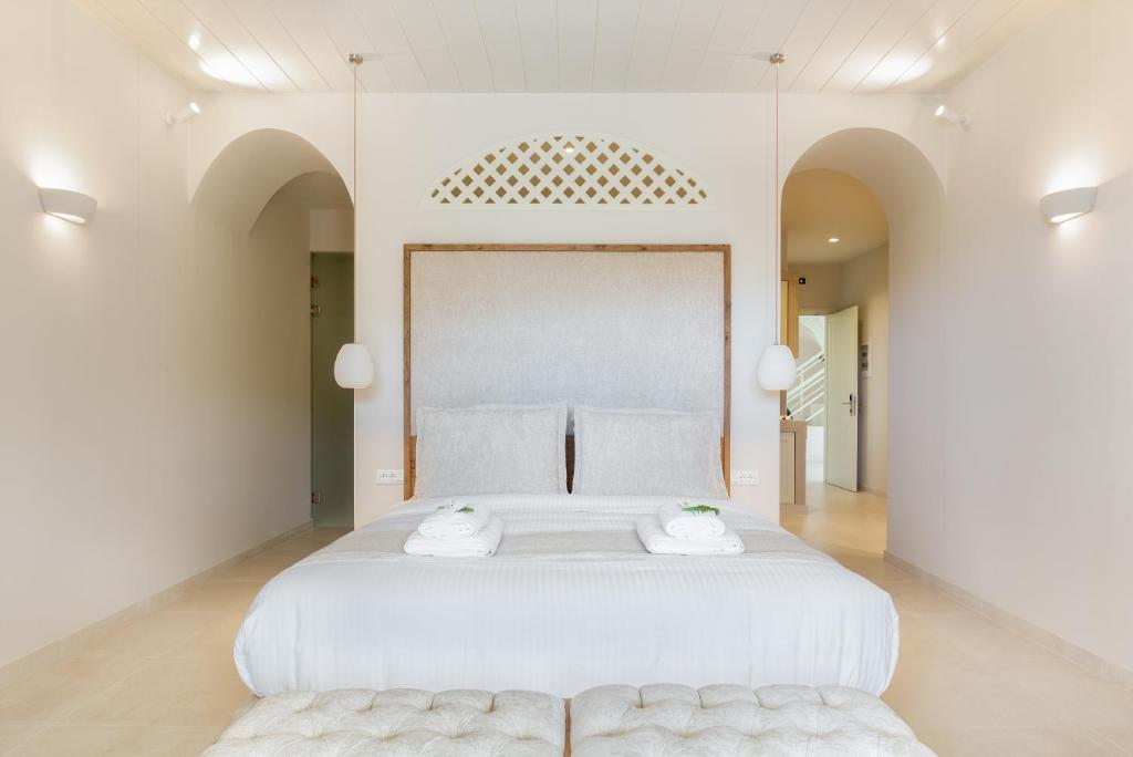 Łóżko lub łóżka w pokoju w obiekcie Casa Di Fiori Andros Suites