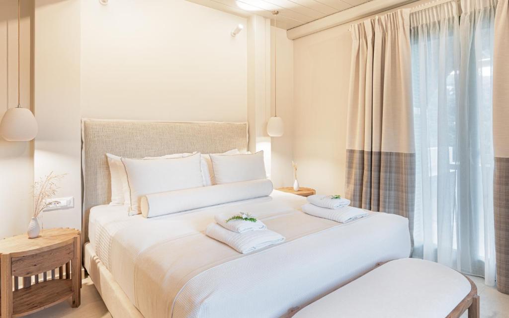 Łóżko lub łóżka w pokoju w obiekcie Casa Di Fiori Andros Suites