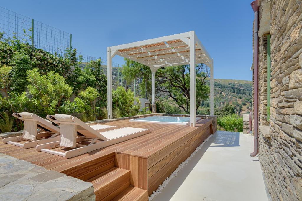 Basen w obiekcie Casa Di Fiori Andros Suites lub w pobliżu