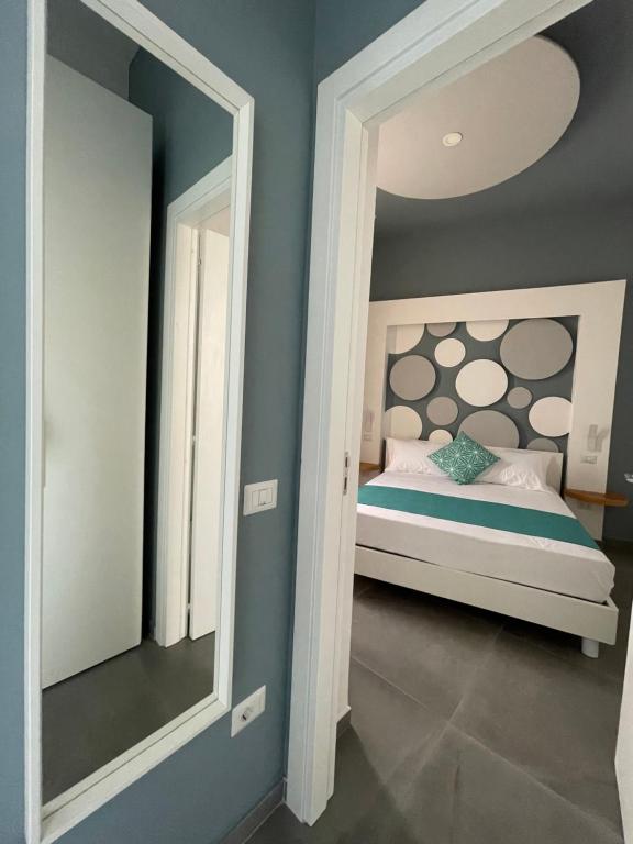sypialnia z lustrem i łóżkiem w obiekcie La Via del Mare w mieście Licola