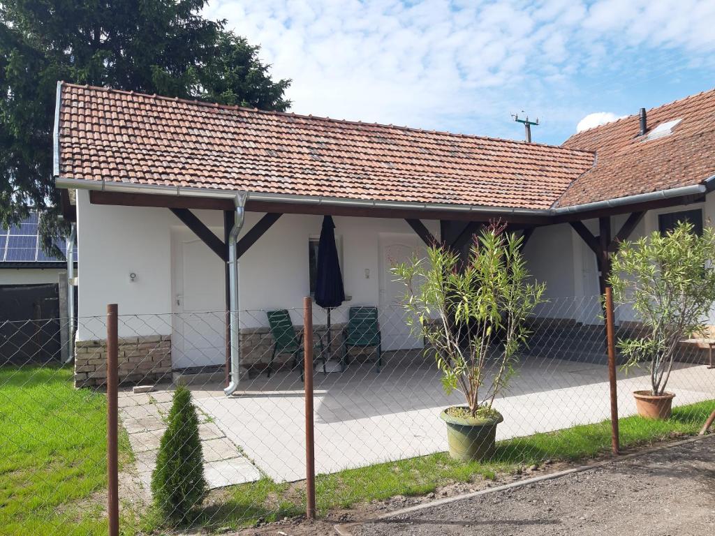 Biały dom z brązowym dachem w obiekcie ALFA Szálláshely w mieście Sándorfalva