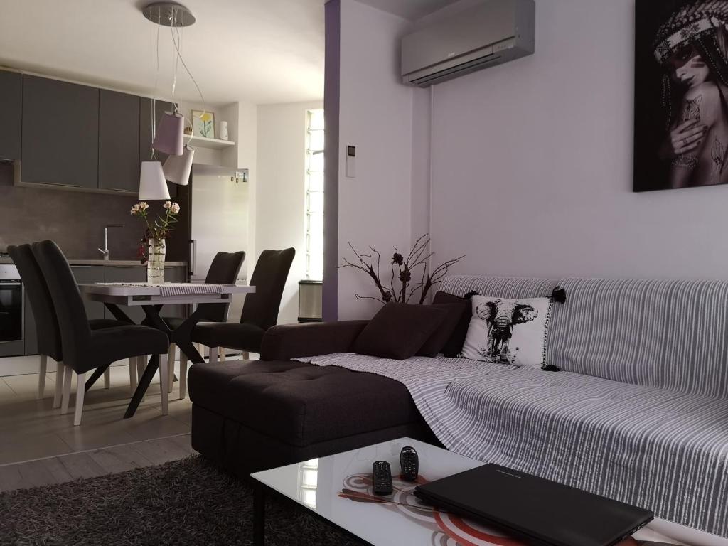 ein Wohnzimmer mit einem Bett und einem Esszimmer in der Unterkunft Apartman Emanuel in Pula