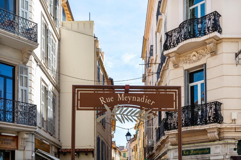 un letrero de la calle en medio de una ciudad en Le Saint Victor Coeur de Cannes, en Cannes