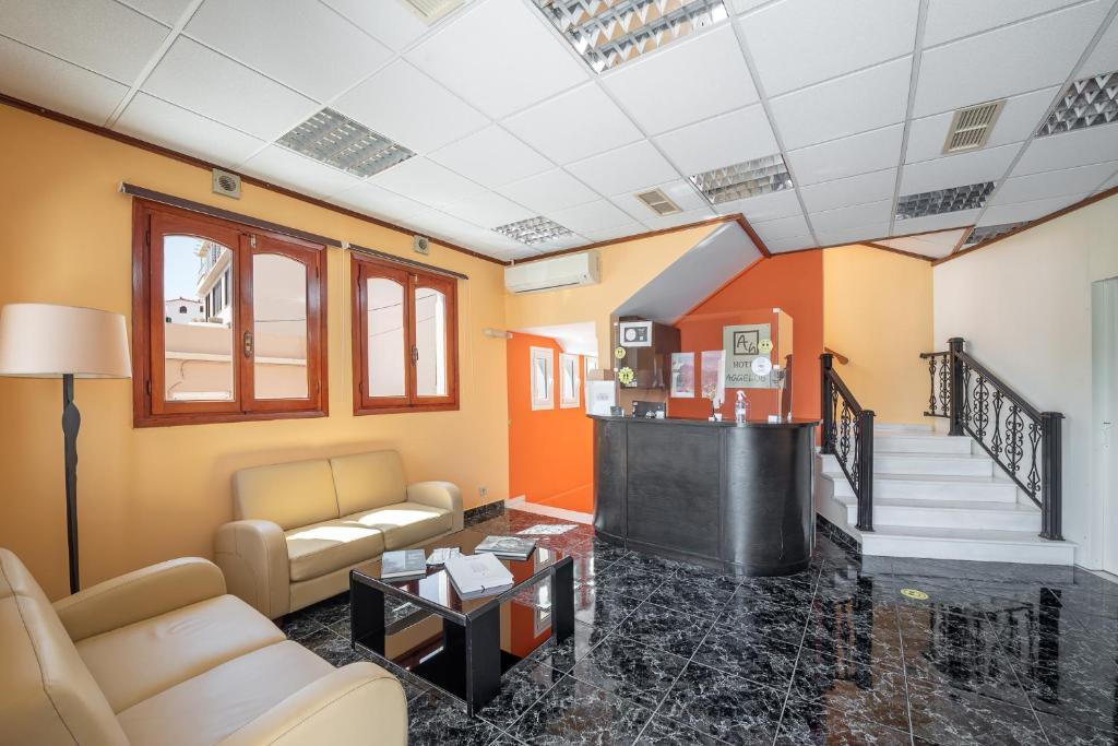 A seating area at Hotel Aggelos Kefalonia