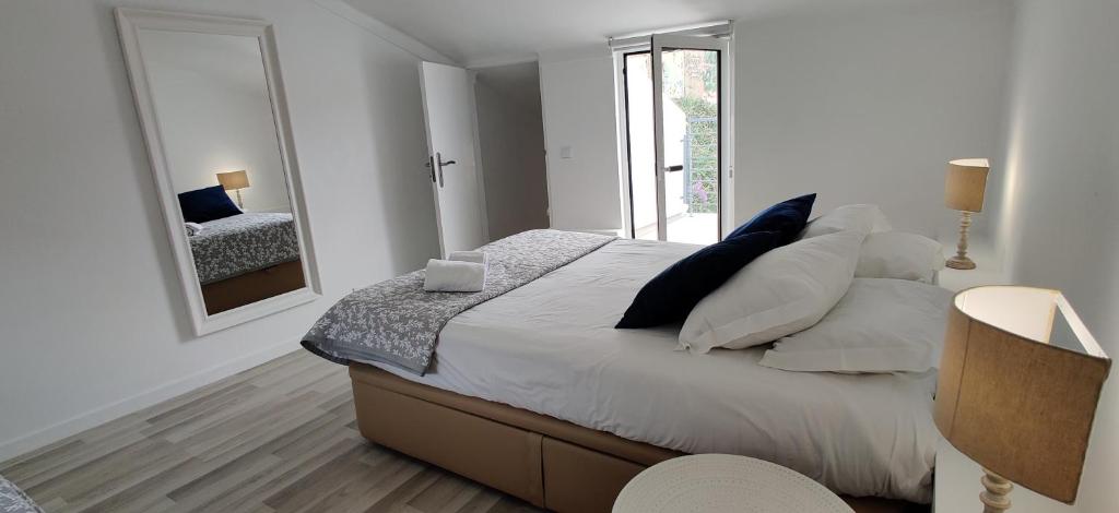 Nazaré Historic Beach House-1 minute to the beach - Vakantiehuis