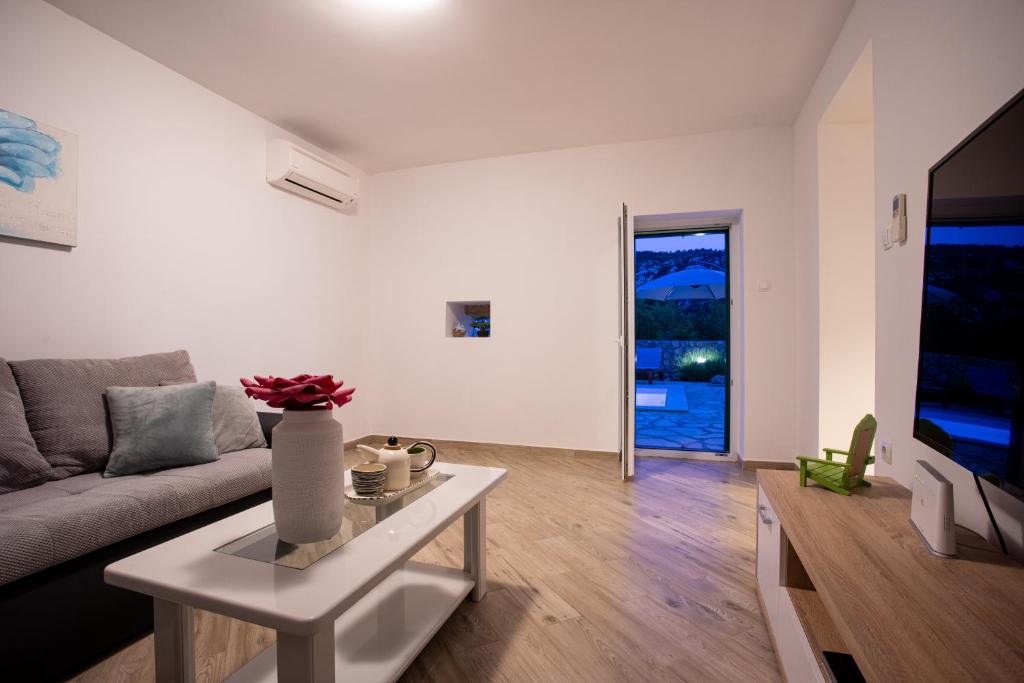Posezení v ubytování Family friendly Villa Zaneta with pool