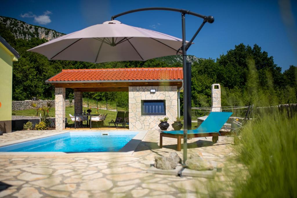 Bazén v ubytování Family friendly Villa Zaneta with pool nebo v jeho okolí