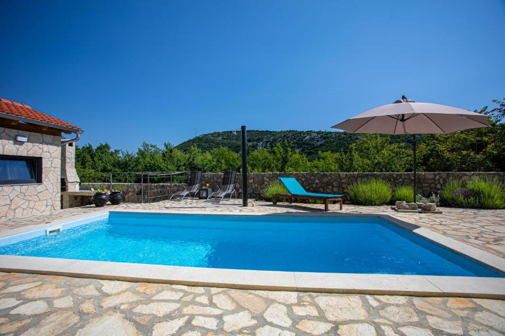 Bazén v ubytování Family friendly Villa Zaneta with pool nebo v jeho okolí