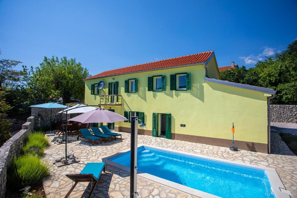 Bazén v ubytování Family friendly Villa Zaneta with pool nebo v jeho okolí