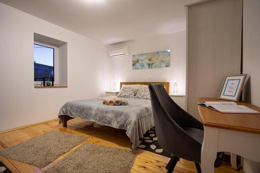 Postel nebo postele na pokoji v ubytování Family friendly Villa Zaneta with pool