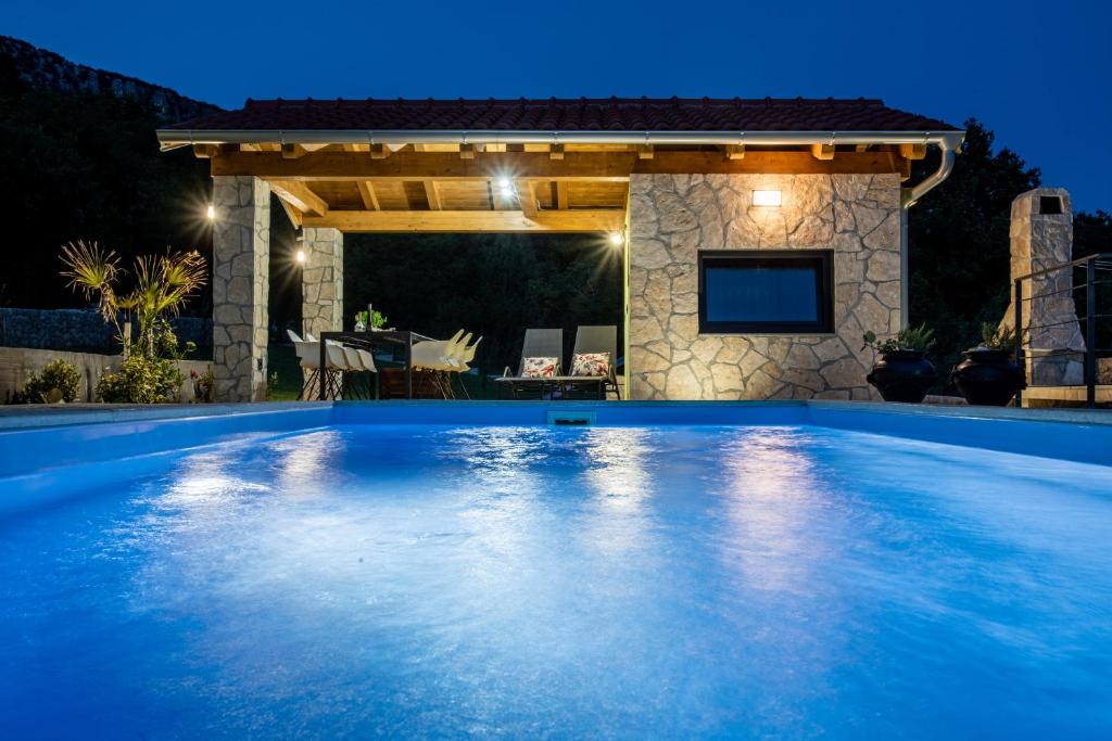 Bazén v ubytování Family friendly Villa Zaneta with pool nebo v jeho okolí