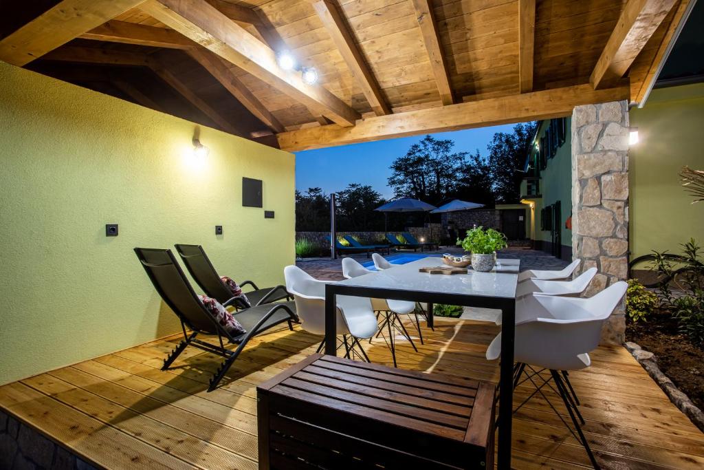 Patio nebo venkovní prostory v ubytování Family friendly Villa Zaneta with pool