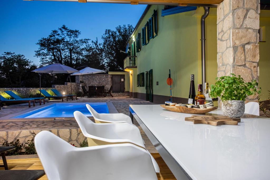 Bazén v ubytování Family friendly Villa Zaneta with pool nebo v jeho okolí