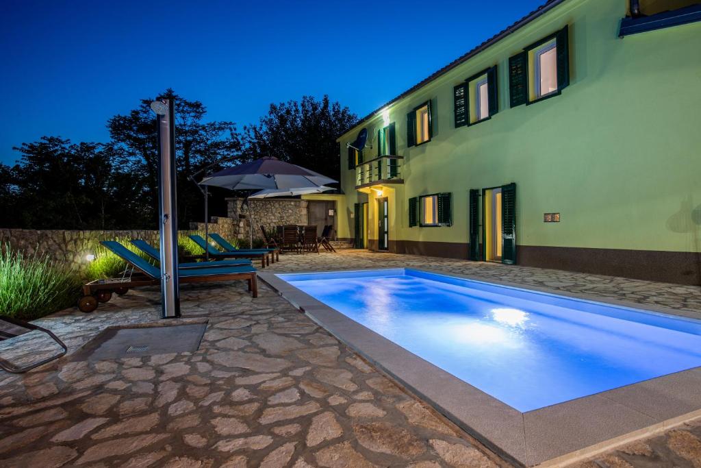 Bazén v ubytování Family friendly Villa Zaneta with pool nebo v jeho okolí