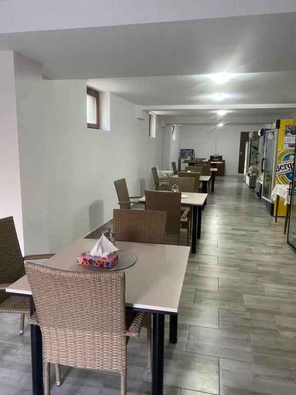 una sala da pranzo con tavoli e sedie in un ristorante di Vila Angi a Mangalia