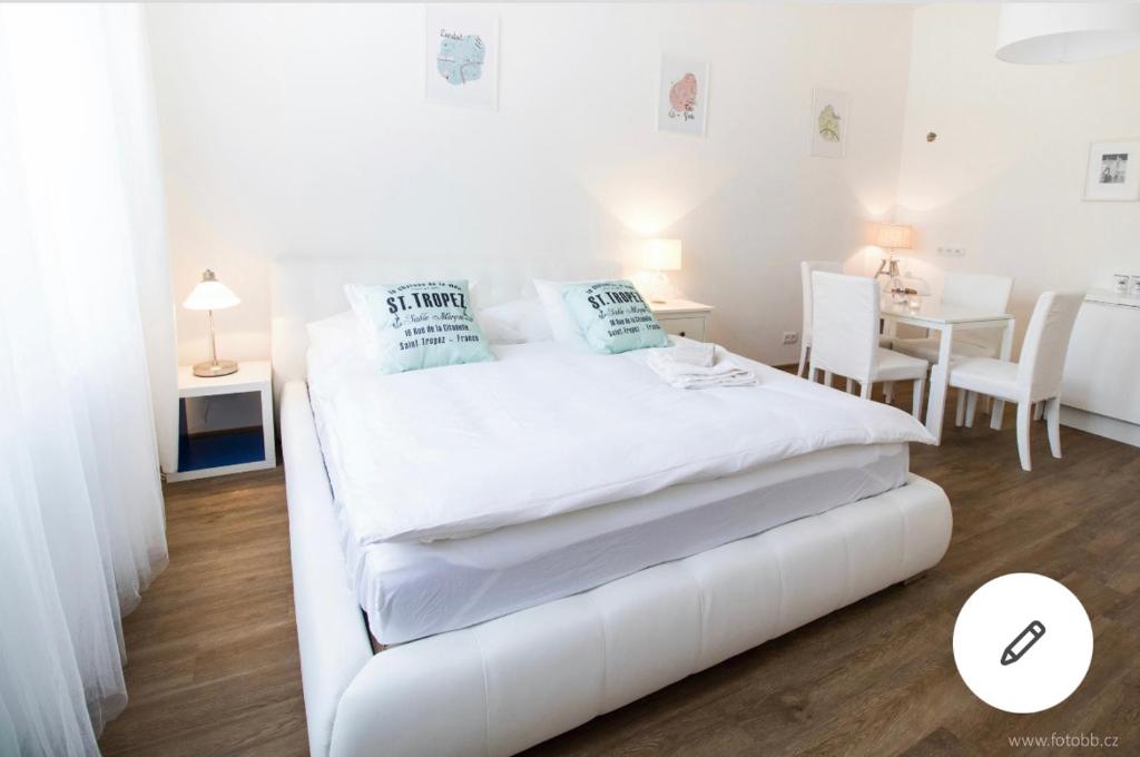 Postel nebo postele na pokoji v ubytování Romantic Apartment Petra - free parking Friday-Sunday