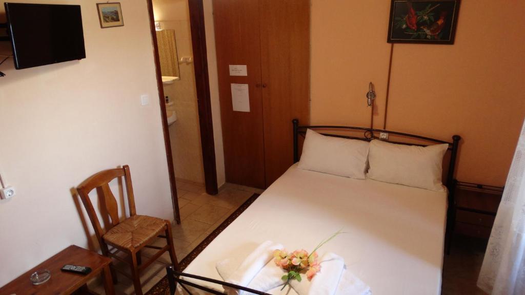 Postel nebo postele na pokoji v ubytování Akrotainaritis Rooms