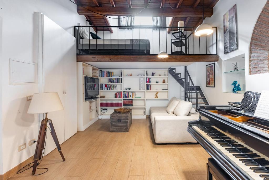Posezení v ubytování Musician Apartment Colosseo with Piano