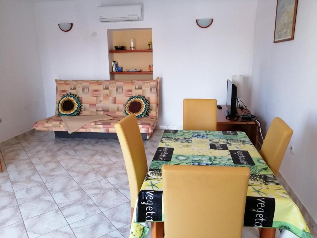 Studio apartment in Funtana with terrace, air conditioning, WiFi, washing machine 4982-5