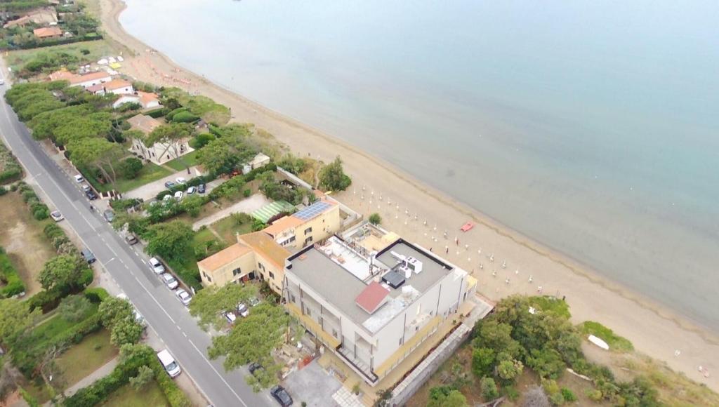 una vista aérea de un edificio situado junto a la playa en Hotel Villa Ambra en Orbetello