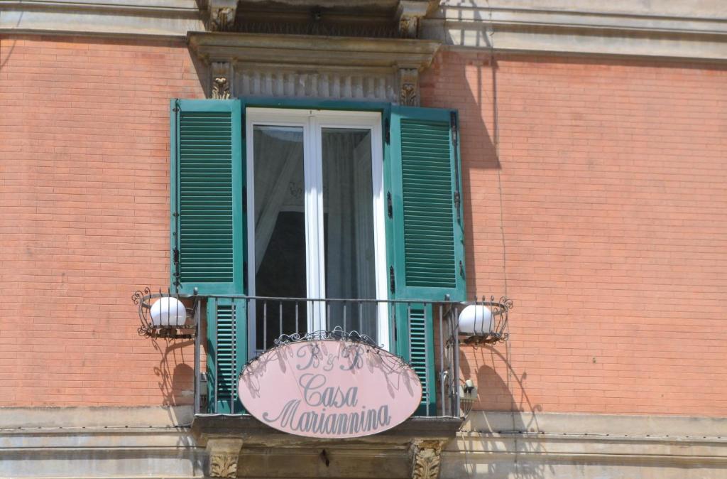 una ventana con persianas verdes y una señal en ella en Casa Mariannina, en Maiori