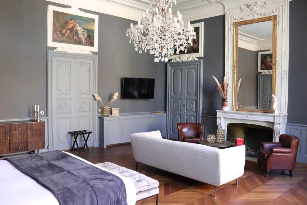 Postel nebo postele na pokoji v ubytování Margaret - Hôtel Chouleur