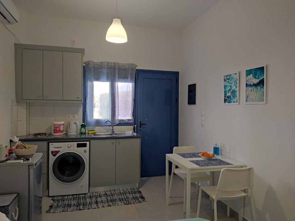 Kuchyň nebo kuchyňský kout v ubytování Finiki Seaside Apartment