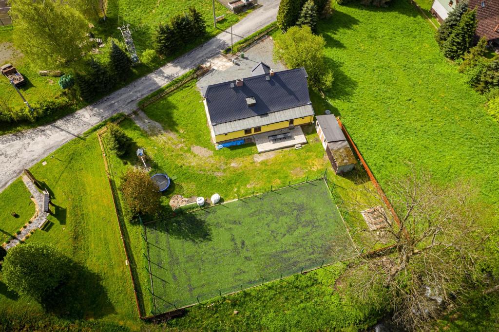 eine Luftansicht eines Hauses mit Hof in der Unterkunft Chata Aktiv in Velké Losiny