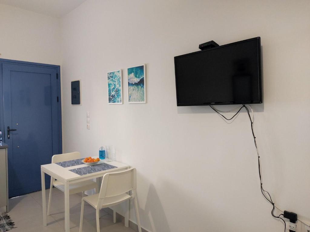 TV a/nebo společenská místnost v ubytování Finiki Seaside Apartment