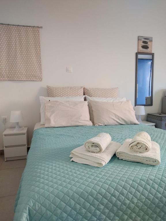 Postel nebo postele na pokoji v ubytování Finiki Seaside Apartment