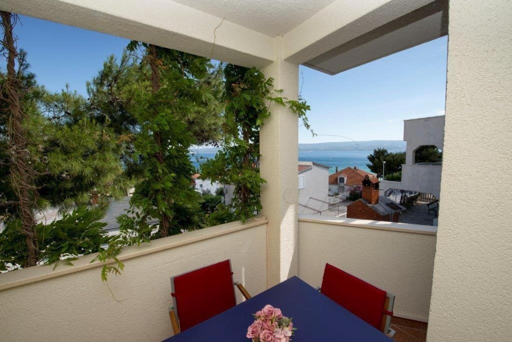 - une table sur un balcon avec vue sur l'océan dans l'établissement Studio apartment in Duce with sea view, balcony, air conditioning, WiFi 132-5, à Duće