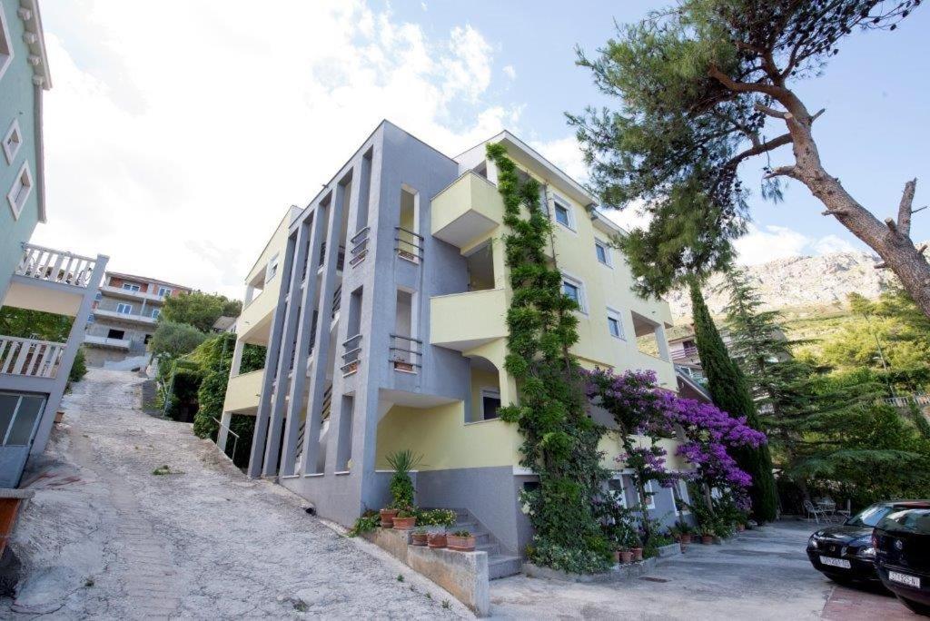 Budova, v ktorej sa apartmán nachádza