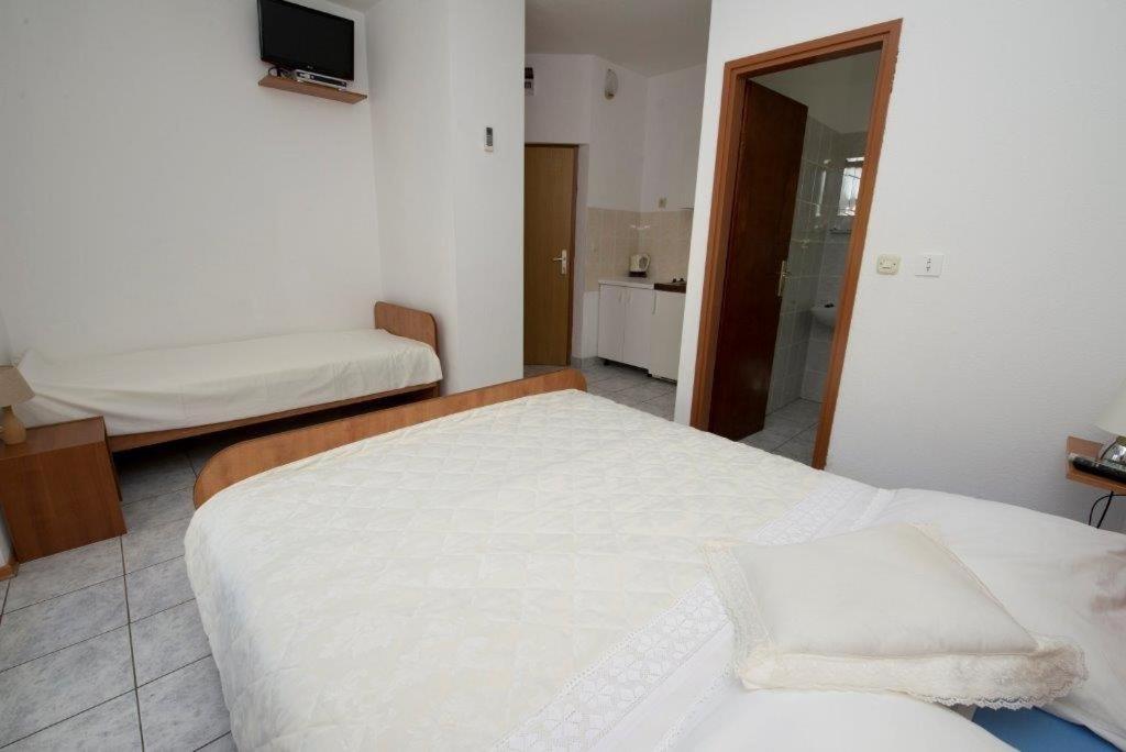 Postel nebo postele na pokoji v ubytování Studio apartment in Duce with sea view, balcony, air conditioning, WiFi 132-7