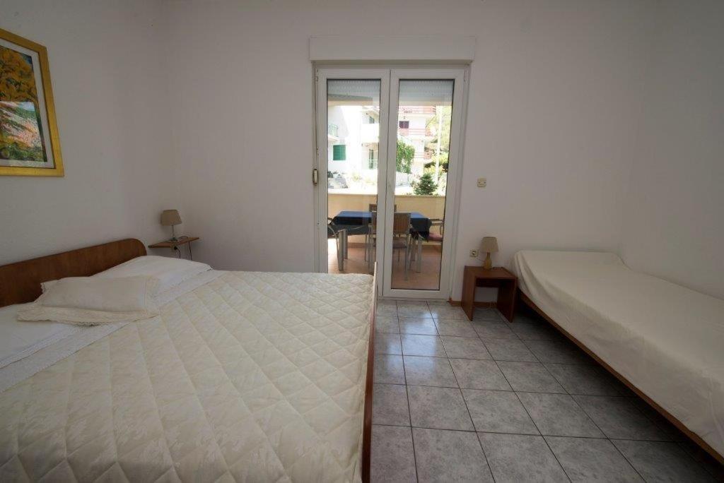 Postel nebo postele na pokoji v ubytování Studio apartment in Duce with sea view, balcony, air conditioning, WiFi 132-7