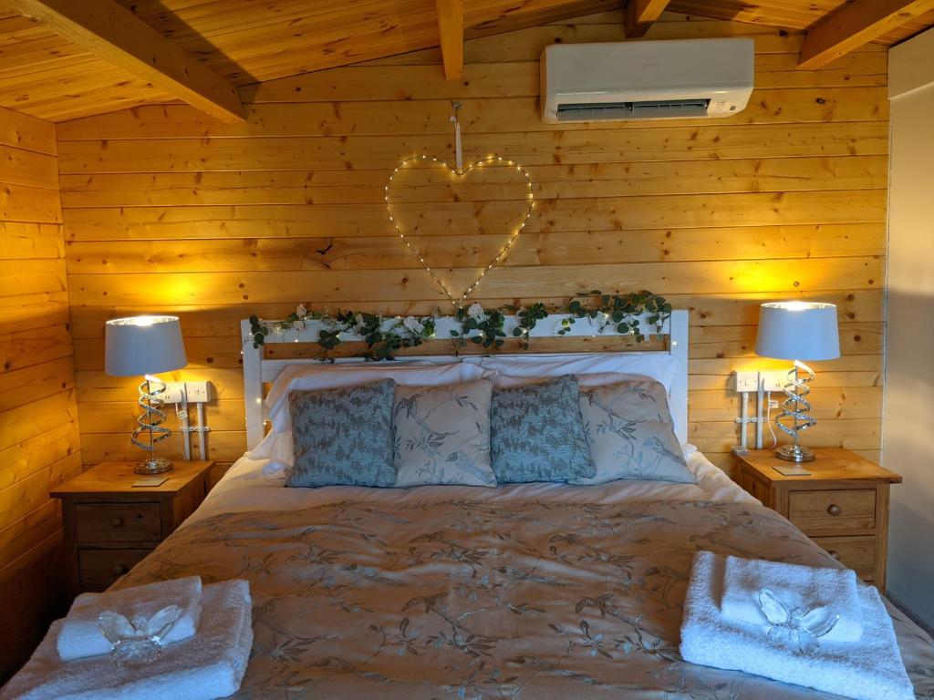 Postel nebo postele na pokoji v ubytování Foxhill Lodges