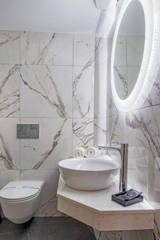 A bathroom at Hotel Aggelos Kefalonia