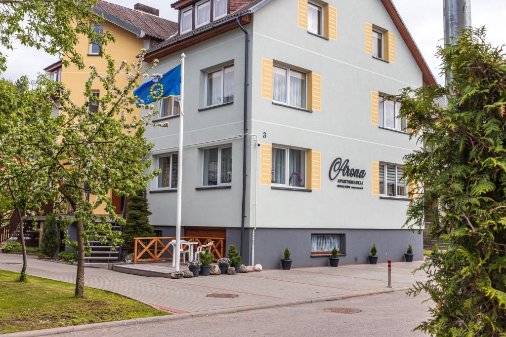 un grande edificio bianco con un cartello sopra di Vila Arona a Palanga
