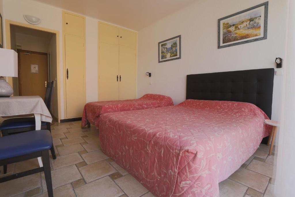 Postel nebo postele na pokoji v ubytování Hôtel Les Alizés