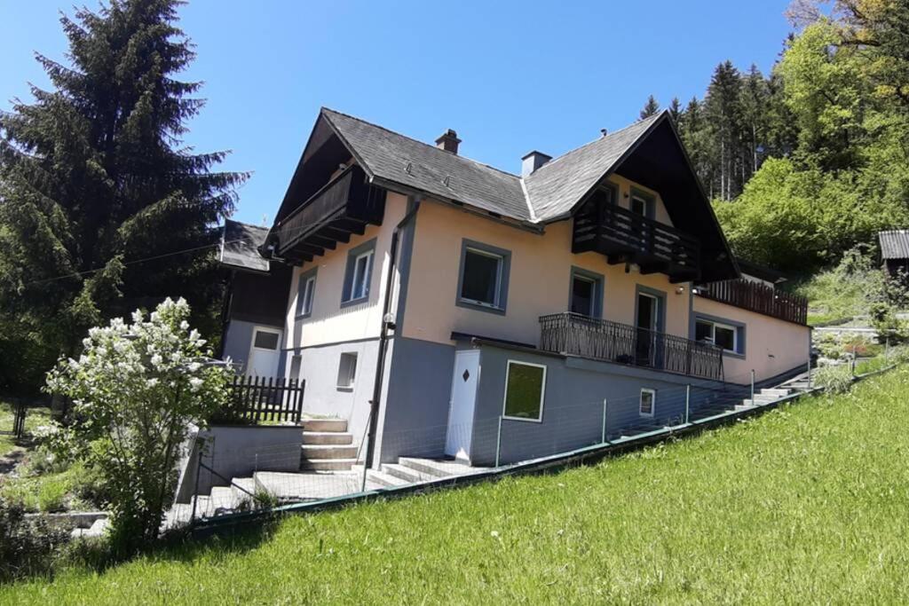 una casa al lado de una colina en Haus Pinter in Schladming - Dachstein Region en Pruggern