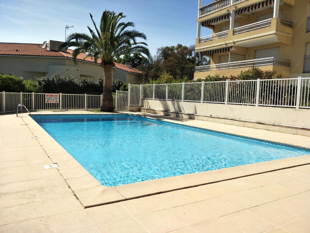 une piscine devant un immeuble dans l'établissement Appartement face à la plage, à Saint-Raphaël