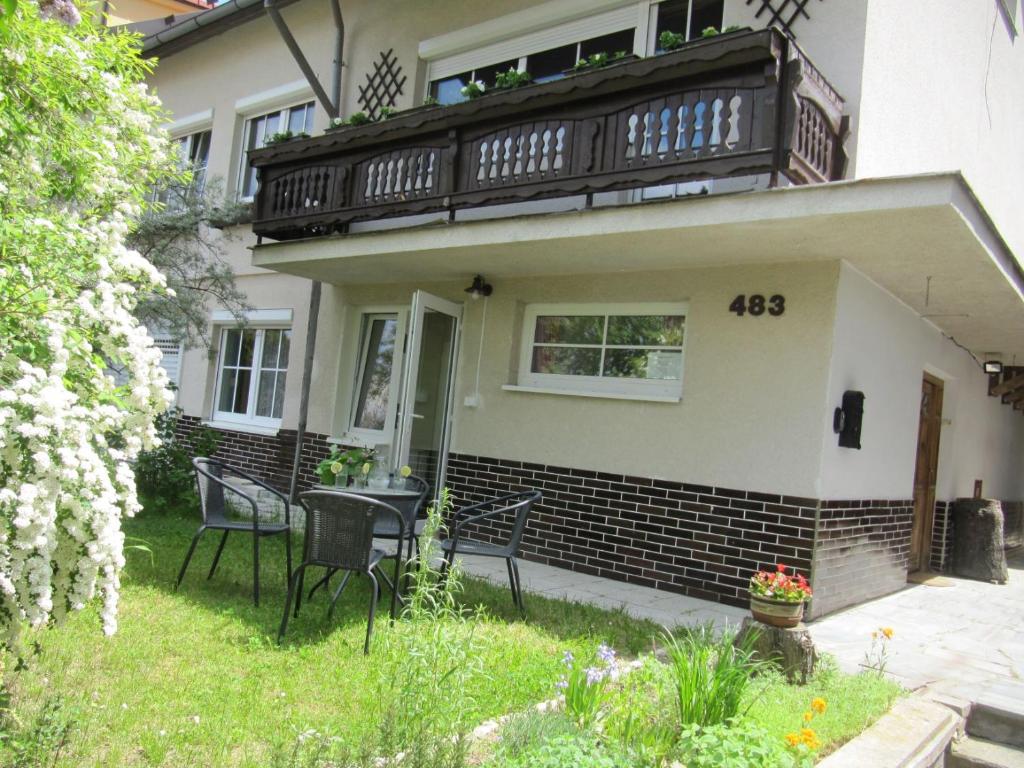 dom z balkonem i krzesłami na dziedzińcu w obiekcie Apartmán Pod Šeříkem w Czeskim Krumlovie
