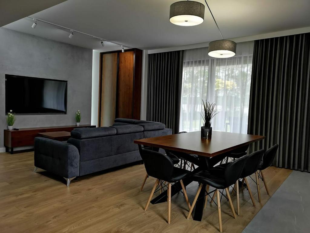 Televízia a/alebo spoločenská miestnosť v ubytovaní APARTAMENTY SKORUPKI-Mazury Mikołajki