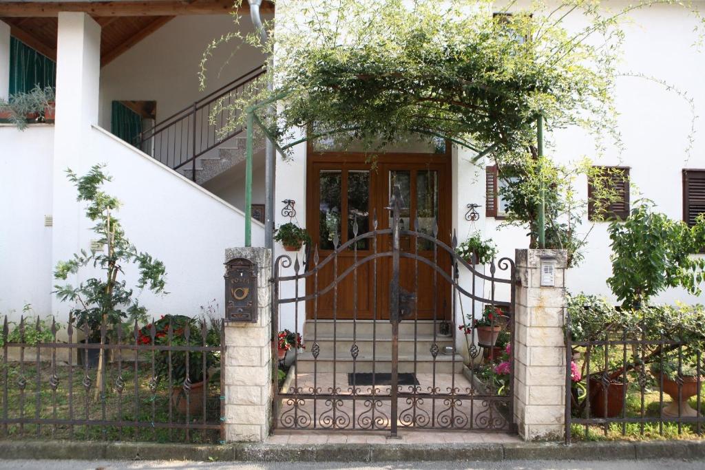 una casa blanca con una puerta y una puerta en Rooms Torcello - with shared bathroom, en Portorož