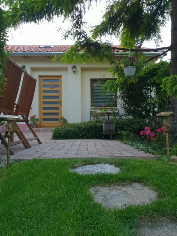 Vonkajšia záhrada v ubytovaní Füred Deluxe Garden Apartment